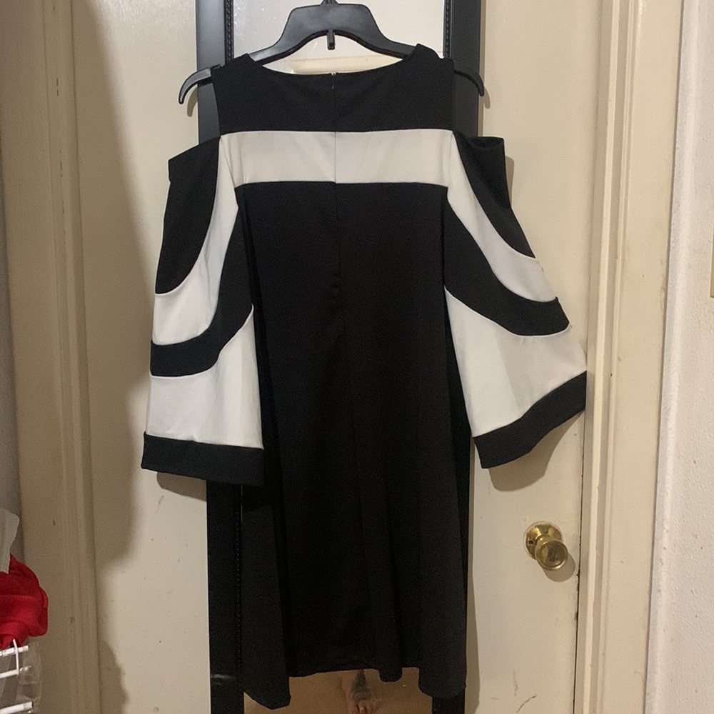 Beautiful black and whites Sophisticated dress with bell sleeve. Worn once xl